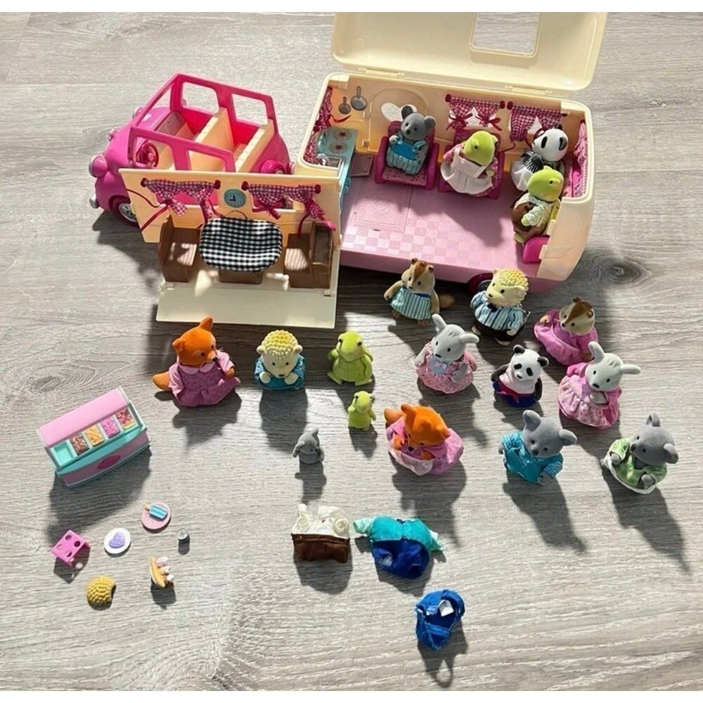 Lil Woodzeez Moose Family Animal Figurine Happy Camper & Detachable Car Playset